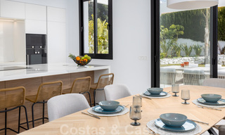 Eigentijdse mediterrane stijl nieuwe villa te koop nabij de golfbaan en het strand in Guadalmina Baja, Marbella 33696 