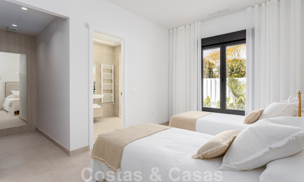 Eigentijdse mediterrane stijl nieuwe villa te koop nabij de golfbaan en het strand in Guadalmina Baja, Marbella 33699