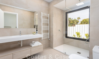 Eigentijdse mediterrane stijl nieuwe villa te koop nabij de golfbaan en het strand in Guadalmina Baja, Marbella 33702 