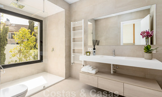 Eigentijdse mediterrane stijl nieuwe villa te koop nabij de golfbaan en het strand in Guadalmina Baja, Marbella 33707 