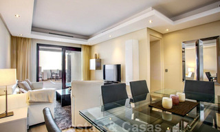 Modern penthouse appartement te koop in een eerstelijnsstrand complex met eigen zwembad en zeezicht, tussen Marbella en Estepona 33726 