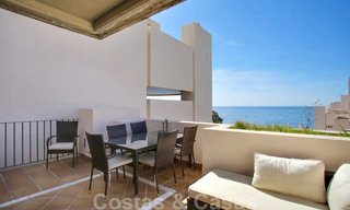 Modern penthouse appartement te koop in een eerstelijnsstrand complex met eigen zwembad en zeezicht, tussen Marbella en Estepona 33730 