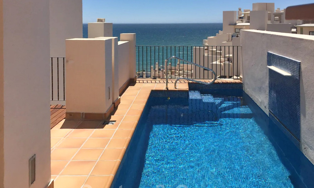 Modern penthouse appartement te koop in een eerstelijnsstrand complex met eigen zwembad en zeezicht, tussen Marbella en Estepona 33731