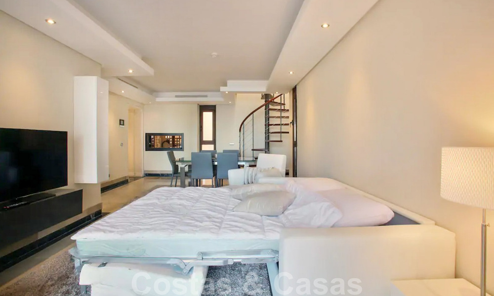 Modern penthouse appartement te koop in een eerstelijnsstrand complex met eigen zwembad en zeezicht, tussen Marbella en Estepona 33732