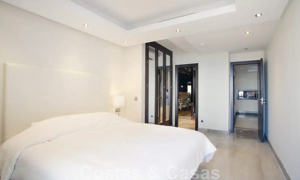 Modern penthouse appartement te koop in een eerstelijnsstrand complex met eigen zwembad en zeezicht, tussen Marbella en Estepona 33735
