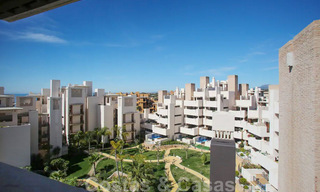 Modern penthouse appartement te koop in een eerstelijnsstrand complex met eigen zwembad en zeezicht, tussen Marbella en Estepona 33737 
