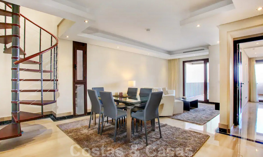 Modern penthouse appartement te koop in een eerstelijnsstrand complex met eigen zwembad en zeezicht, tussen Marbella en Estepona 33738