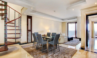 Modern penthouse appartement te koop in een eerstelijnsstrand complex met eigen zwembad en zeezicht, tussen Marbella en Estepona 33738 