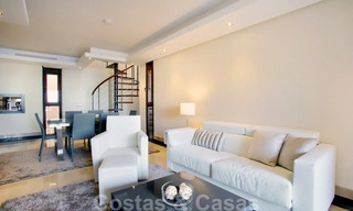Modern penthouse appartement te koop in een eerstelijnsstrand complex met eigen zwembad en zeezicht, tussen Marbella en Estepona 33739 
