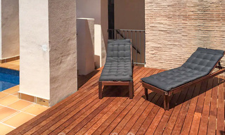 Modern penthouse appartement te koop in een eerstelijnsstrand complex met eigen zwembad en zeezicht, tussen Marbella en Estepona 33747 