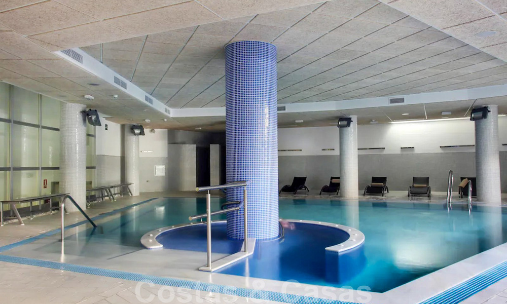 Modern penthouse appartement te koop in een eerstelijnsstrand complex met eigen zwembad en zeezicht, tussen Marbella en Estepona 33749