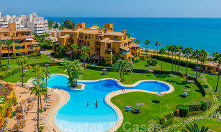 Spectaculair penthouse met privé zwembad en panoramisch zeezicht in een eerstelijnsstrand luxecomplex te koop, New Golden Mile, Marbella - Estepona 34030 