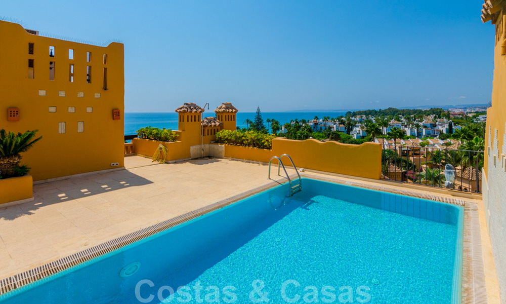 Spectaculair penthouse met privé zwembad en panoramisch zeezicht in een eerstelijnsstrand luxecomplex te koop, New Golden Mile, Marbella - Estepona 34032