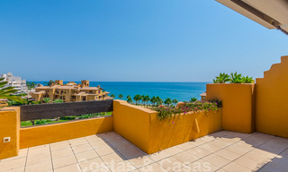Spectaculair penthouse met privé zwembad en panoramisch zeezicht in een eerstelijnsstrand luxecomplex te koop, New Golden Mile, Marbella - Estepona 34034 