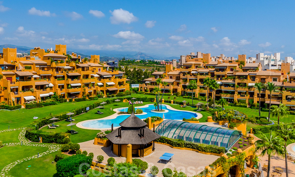 Spectaculair penthouse met privé zwembad en panoramisch zeezicht in een eerstelijnsstrand luxecomplex te koop, New Golden Mile, Marbella - Estepona 34035