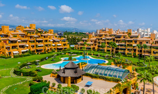 Spectaculair penthouse met privé zwembad en panoramisch zeezicht in een eerstelijnsstrand luxecomplex te koop, New Golden Mile, Marbella - Estepona 34035 