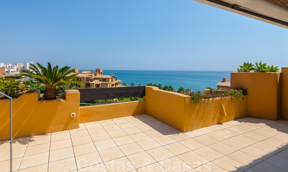 Spectaculair penthouse met privé zwembad en panoramisch zeezicht in een eerstelijnsstrand luxecomplex te koop, New Golden Mile, Marbella - Estepona 34040