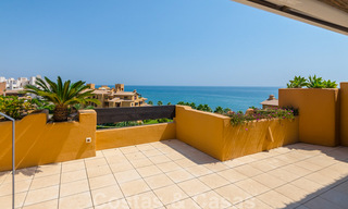 Spectaculair penthouse met privé zwembad en panoramisch zeezicht in een eerstelijnsstrand luxecomplex te koop, New Golden Mile, Marbella - Estepona 34040 