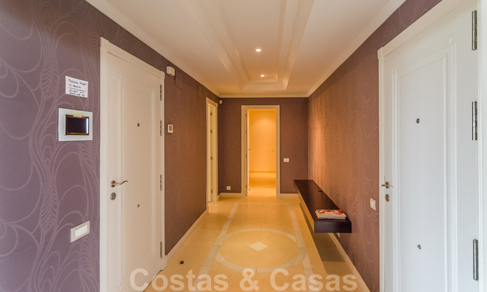 Spectaculair penthouse met privé zwembad en panoramisch zeezicht in een eerstelijnsstrand luxecomplex te koop, New Golden Mile, Marbella - Estepona 34042