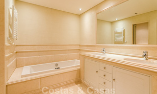 Spectaculair penthouse met privé zwembad en panoramisch zeezicht in een eerstelijnsstrand luxecomplex te koop, New Golden Mile, Marbella - Estepona 34053 