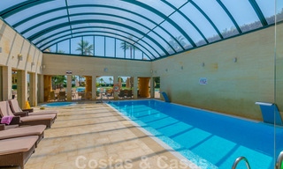 Spectaculair penthouse met privé zwembad en panoramisch zeezicht in een eerstelijnsstrand luxecomplex te koop, New Golden Mile, Marbella - Estepona 34062 