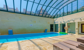 Spectaculair penthouse met privé zwembad en panoramisch zeezicht in een eerstelijnsstrand luxecomplex te koop, New Golden Mile, Marbella - Estepona 34064 