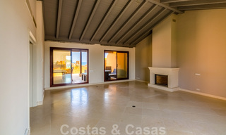 Spectaculair penthouse met privé zwembad en panoramisch zeezicht in een eerstelijnsstrand luxecomplex te koop, New Golden Mile, Marbella - Estepona 34066 