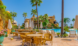Spectaculair penthouse met privé zwembad en panoramisch zeezicht in een eerstelijnsstrand luxecomplex te koop, New Golden Mile, Marbella - Estepona 34069 