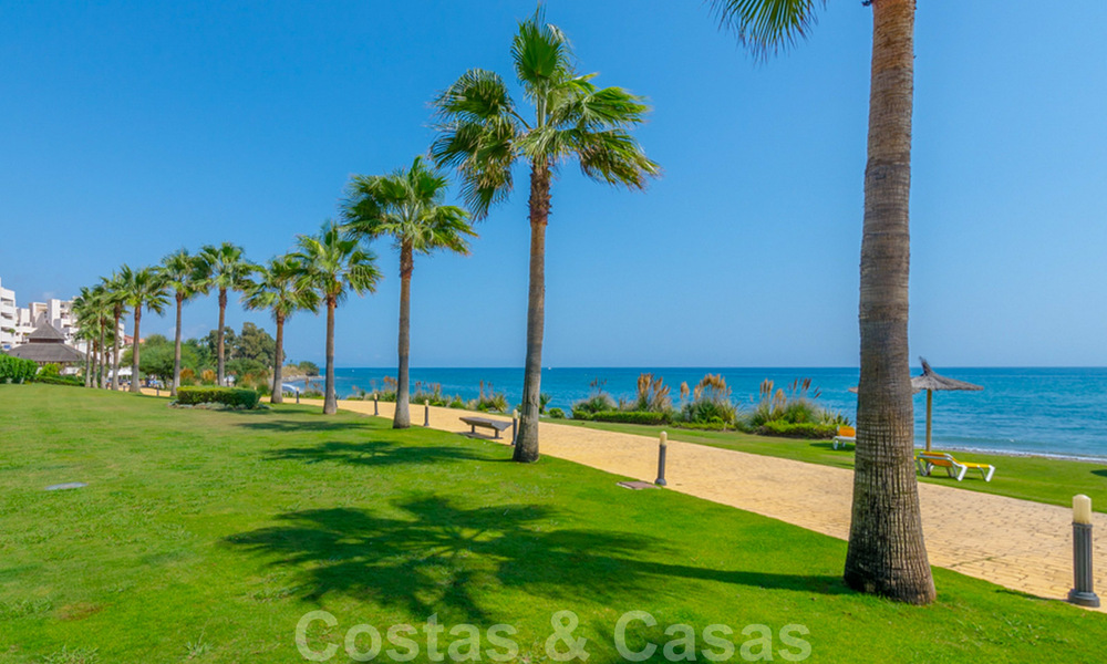 Spectaculair penthouse met privé zwembad en panoramisch zeezicht in een eerstelijnsstrand luxecomplex te koop, New Golden Mile, Marbella - Estepona 34071