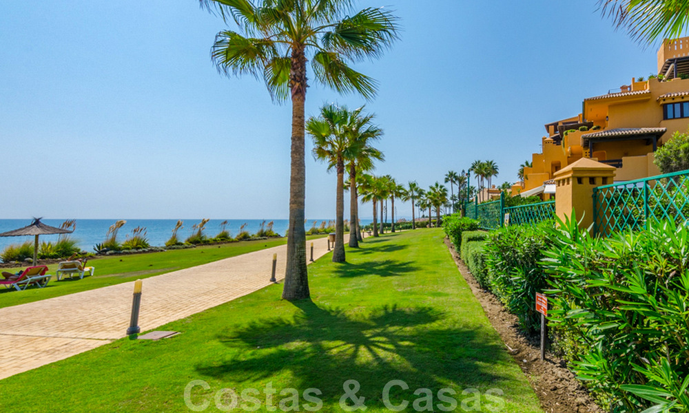 Spectaculair penthouse met privé zwembad en panoramisch zeezicht in een eerstelijnsstrand luxecomplex te koop, New Golden Mile, Marbella - Estepona 34073