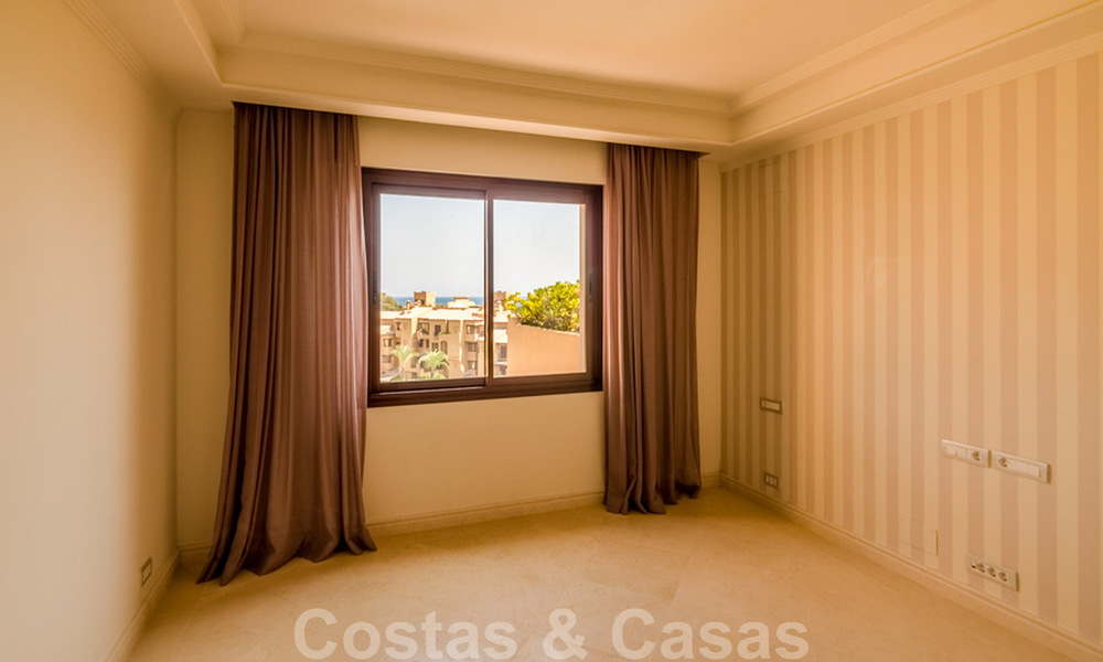 Spectaculair penthouse met privé zwembad en panoramisch zeezicht in een eerstelijnsstrand luxecomplex te koop, New Golden Mile, Marbella - Estepona 34077