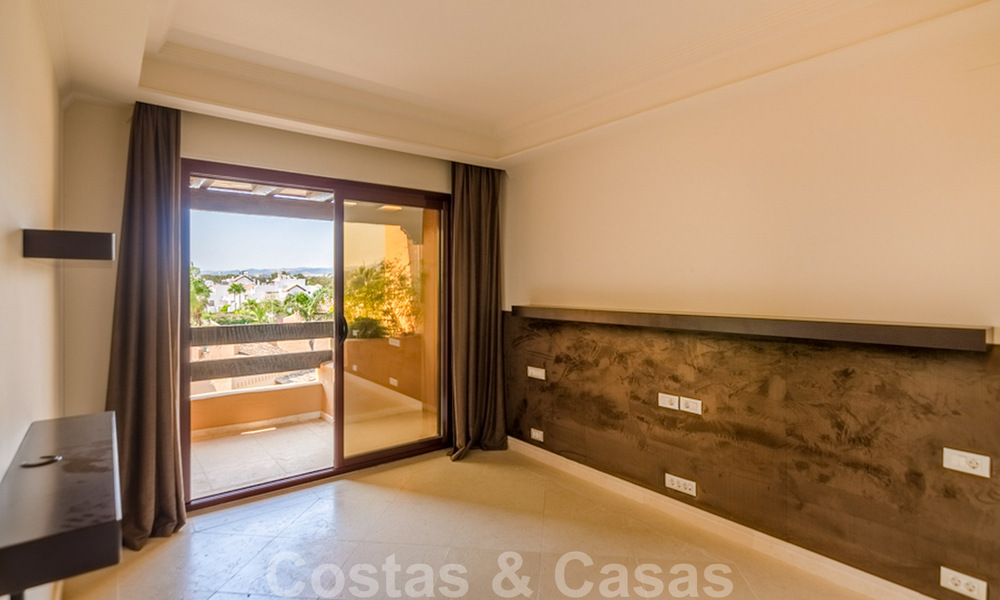 Spectaculair penthouse met privé zwembad en panoramisch zeezicht in een eerstelijnsstrand luxecomplex te koop, New Golden Mile, Marbella - Estepona 34078