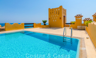 Spectaculair penthouse met privé zwembad en panoramisch zeezicht in een eerstelijnsstrand luxecomplex te koop, New Golden Mile, Marbella - Estepona 34082 