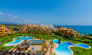 Spectaculair penthouse met privé zwembad en panoramisch zeezicht in een eerstelijnsstrand luxecomplex te koop, New Golden Mile, Marbella - Estepona 34088 