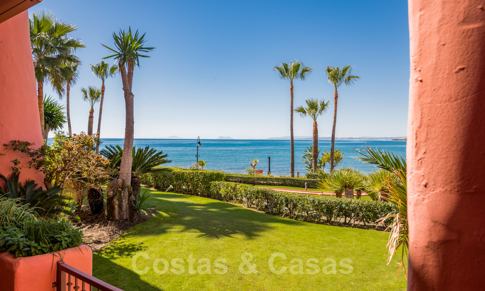 Eerstelijnsstrand luxe tuinappartement te koop in een exclusief complex tussen Marbella en Estepona 34199