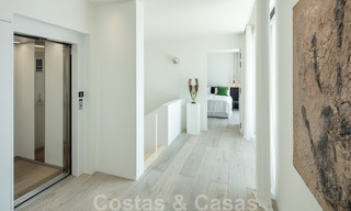 Moderne mediterrane design villa te koop met panoramisch zeezicht in Cascada de Camojan, Golden Mile, Marbella 34302 