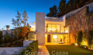 Moderne mediterrane design villa te koop met panoramisch zeezicht in Cascada de Camojan, Golden Mile, Marbella 34325 