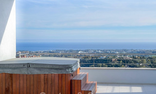 Exclusieve en hoogtechnologische villa in moderne stijl met panoramisch zeezicht te koop, in een prestigieuze urbanisatie in Benahavis - Marbella. Voltooid. 34352 