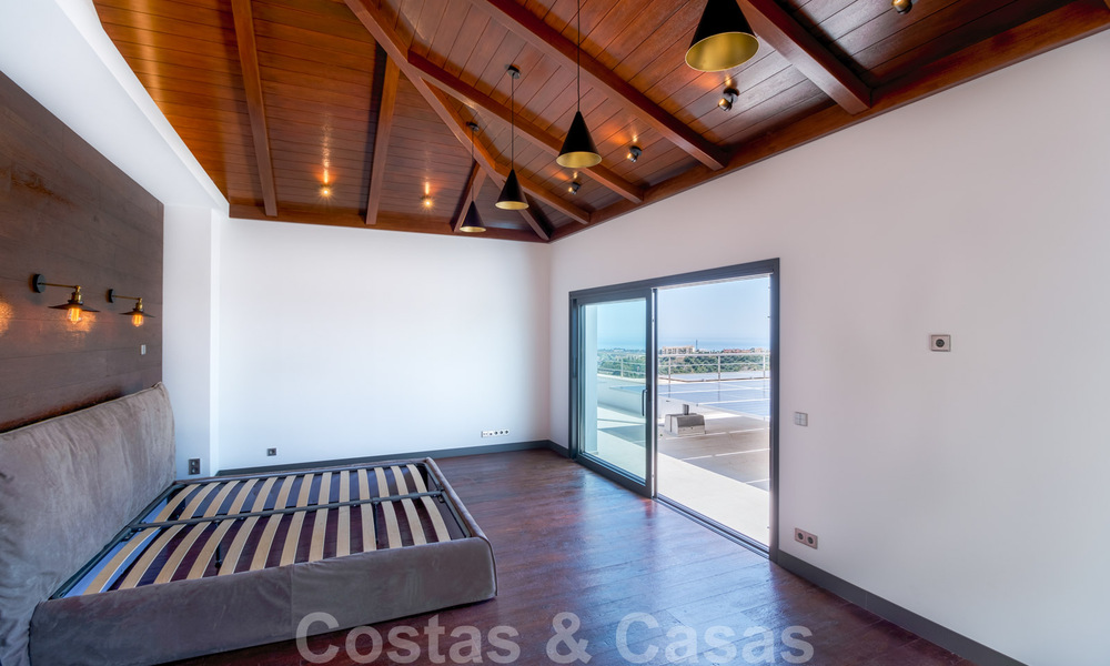 Exclusieve en hoogtechnologische villa in moderne stijl met panoramisch zeezicht te koop, in een prestigieuze urbanisatie in Benahavis - Marbella. Voltooid. 34358