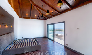 Exclusieve en hoogtechnologische villa in moderne stijl met panoramisch zeezicht te koop, in een prestigieuze urbanisatie in Benahavis - Marbella. Voltooid. 34358 