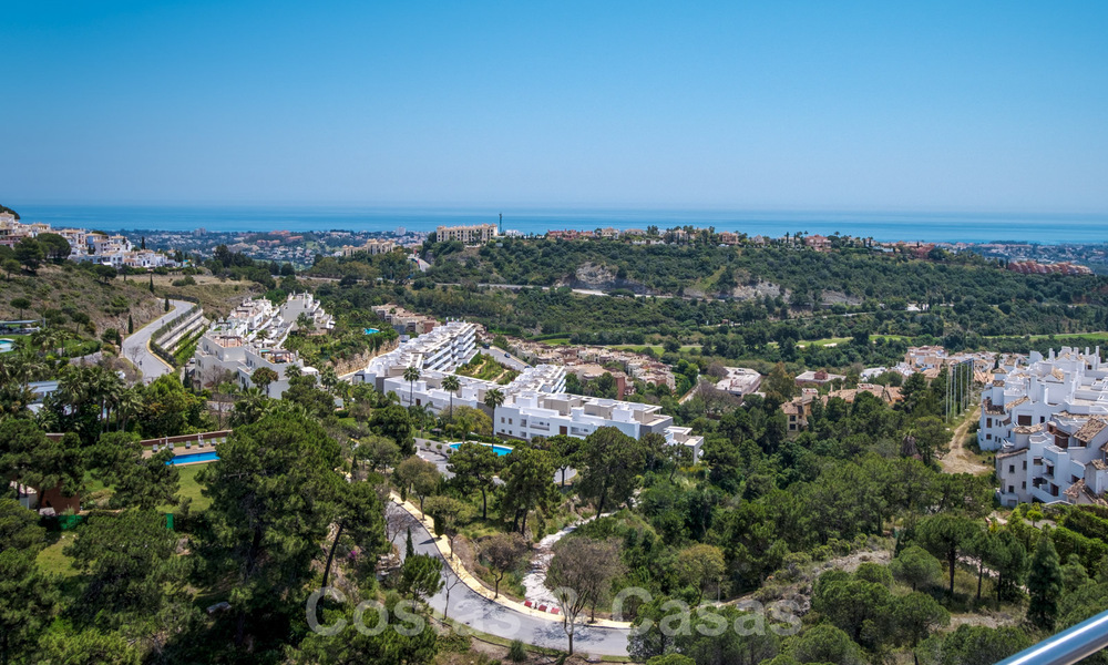 Exclusieve en hoogtechnologische villa in moderne stijl met panoramisch zeezicht te koop, in een prestigieuze urbanisatie in Benahavis - Marbella. Voltooid. 34360