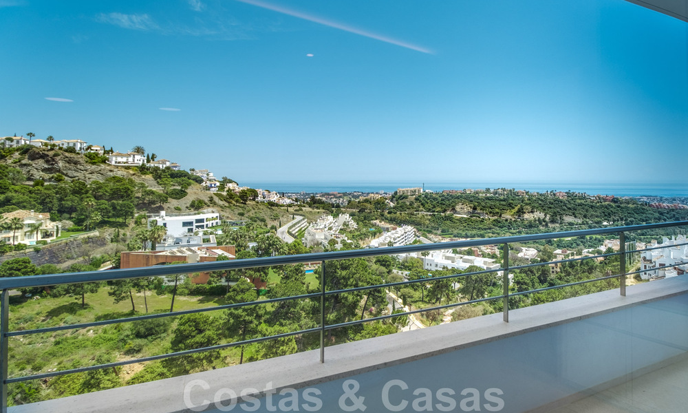 Exclusieve en hoogtechnologische villa in moderne stijl met panoramisch zeezicht te koop, in een prestigieuze urbanisatie in Benahavis - Marbella. Voltooid. 34367