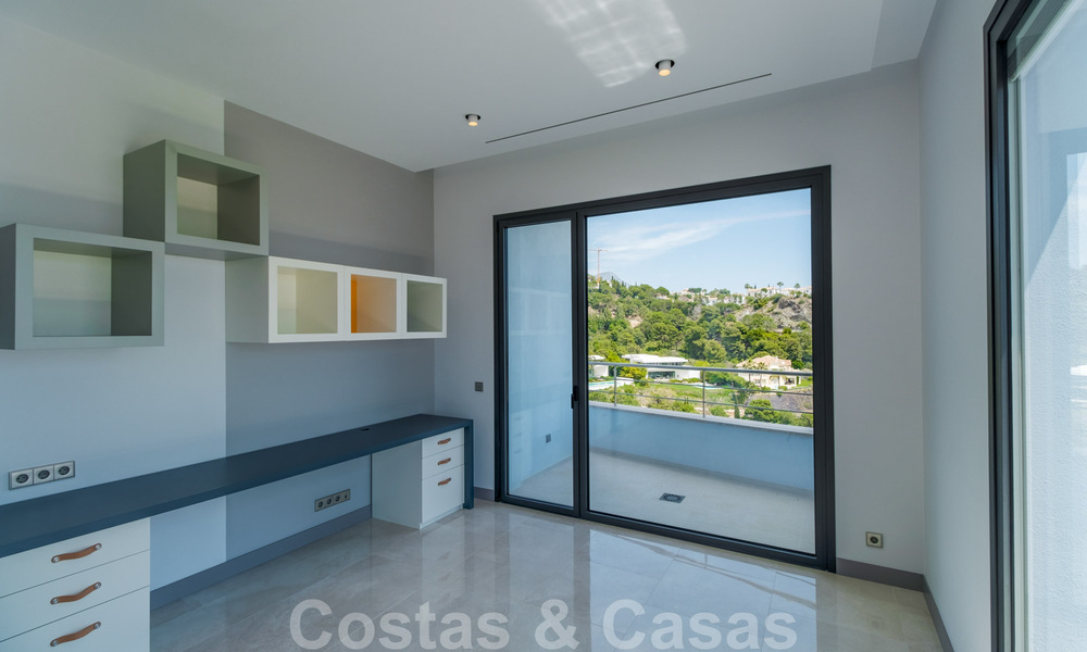 Exclusieve en hoogtechnologische villa in moderne stijl met panoramisch zeezicht te koop, in een prestigieuze urbanisatie in Benahavis - Marbella. Voltooid. 34369