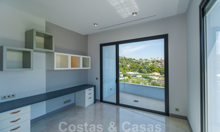 Exclusieve en hoogtechnologische villa in moderne stijl met panoramisch zeezicht te koop, in een prestigieuze urbanisatie in Benahavis - Marbella. Voltooid. 34369 