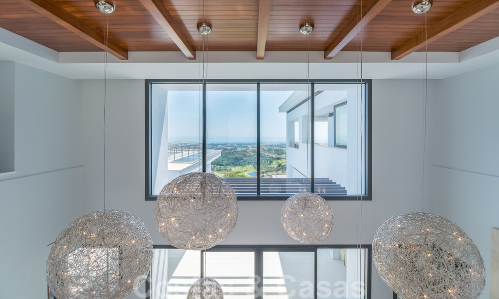 Exclusieve en hoogtechnologische villa in moderne stijl met panoramisch zeezicht te koop, in een prestigieuze urbanisatie in Benahavis - Marbella. Voltooid. 34371