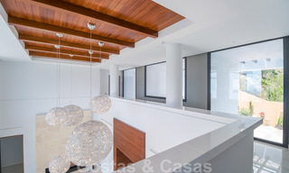 Exclusieve en hoogtechnologische villa in moderne stijl met panoramisch zeezicht te koop, in een prestigieuze urbanisatie in Benahavis - Marbella. Voltooid. 34373 
