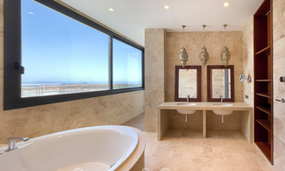 Exclusieve en hoogtechnologische villa in moderne stijl met panoramisch zeezicht te koop, in een prestigieuze urbanisatie in Benahavis - Marbella. Voltooid. 34378 