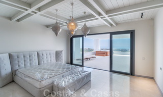 Exclusieve en hoogtechnologische villa in moderne stijl met panoramisch zeezicht te koop, in een prestigieuze urbanisatie in Benahavis - Marbella. Voltooid. 34380 