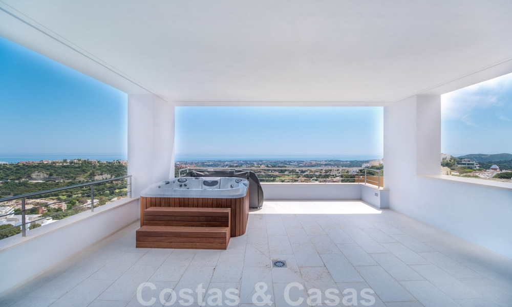 Exclusieve en hoogtechnologische villa in moderne stijl met panoramisch zeezicht te koop, in een prestigieuze urbanisatie in Benahavis - Marbella. Voltooid. 34381