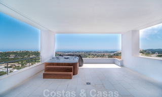 Exclusieve en hoogtechnologische villa in moderne stijl met panoramisch zeezicht te koop, in een prestigieuze urbanisatie in Benahavis - Marbella. Voltooid. 34381 